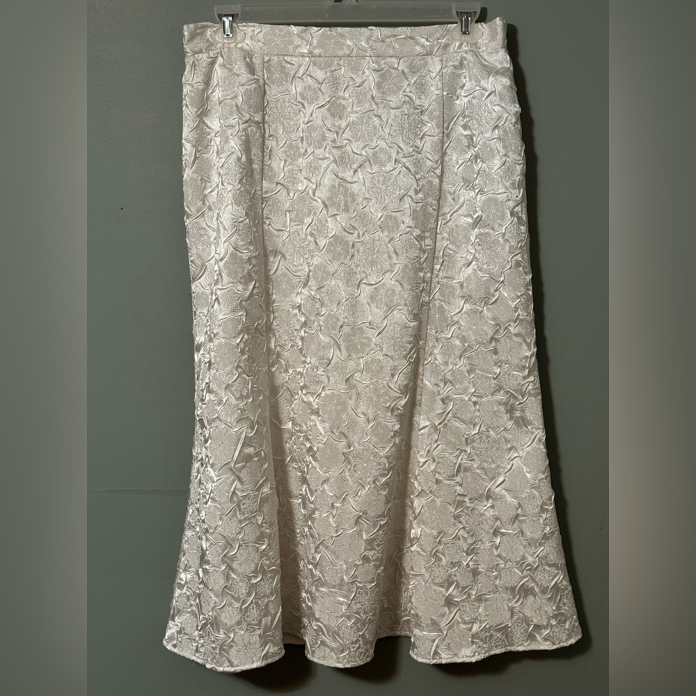 Elegant Cream Brocade Skirt Set - Picture 5 of 11
